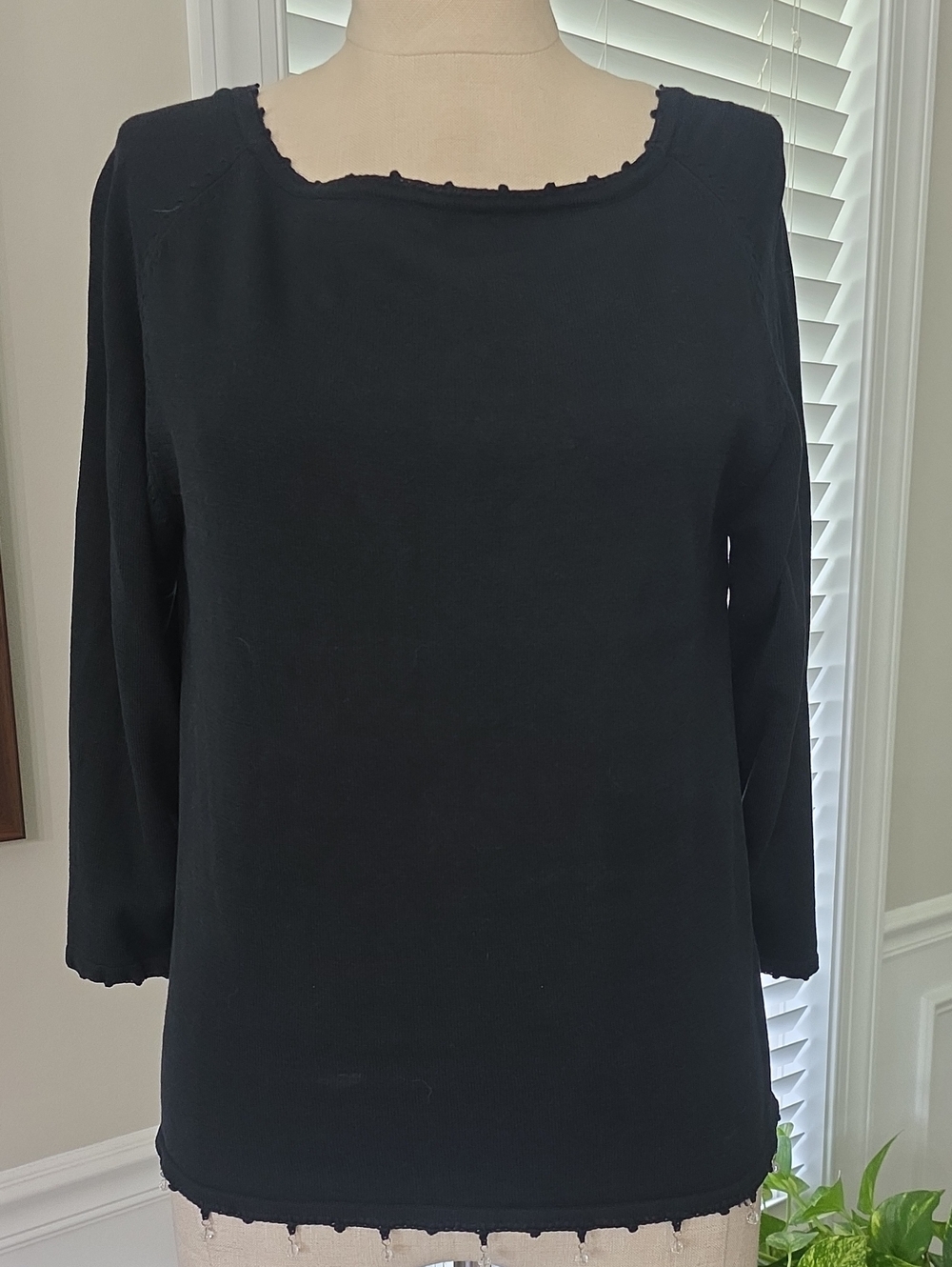 Maggy London Black Scoop-Neck Raw-Edge Knit Top